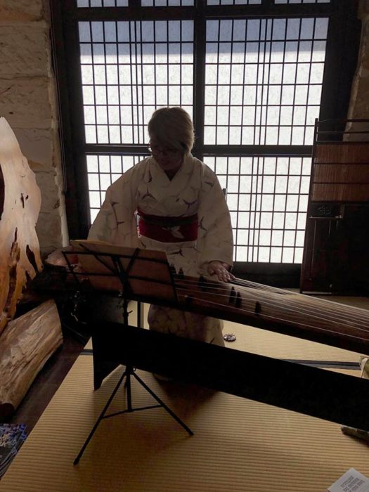 Midoro played koto.